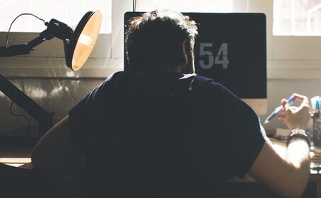 Una posición sentada incorrecta es la causa del desarrollo de osteocondrosis.