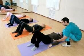 La terapia con ejercicios como método para tratar la osteocondrosis.